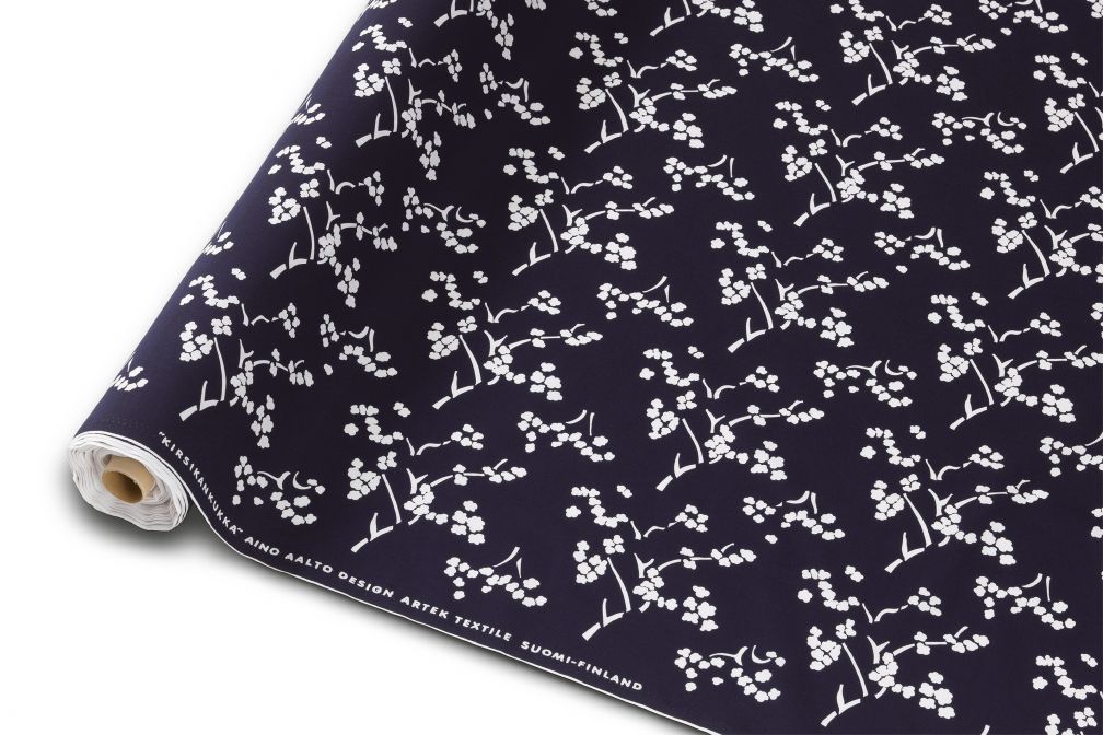 Das Baumwollgewebe mit Kirsikankukka-Muster wurde in Kyoto von einem Familienbetrieb, der auf Kimono-Drucke spezialisiert ist, gedruckt. Das Muster stammt von Aino Aalto, die sich von einem Stoff inspirieren liess, den ihr 1933 die Frau des japanischen Botschafters überreicht hatte.