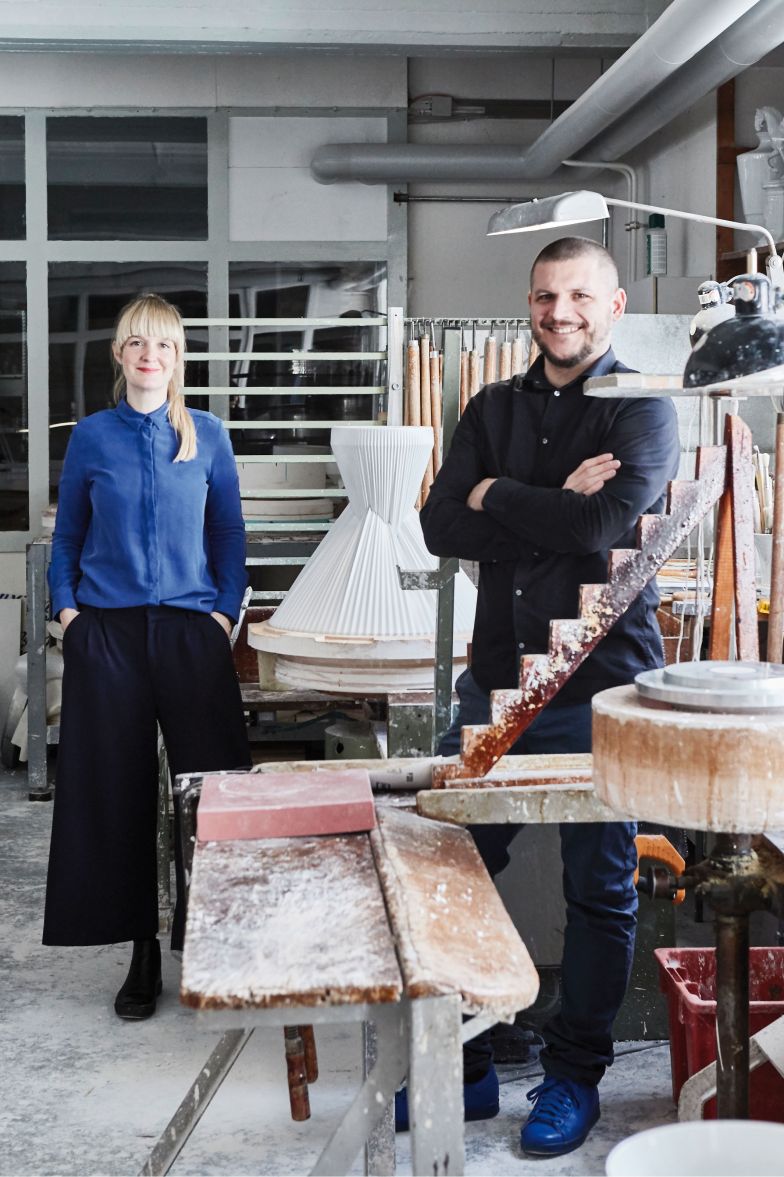 Eva Marguerre und Marcel Besau sind das Duo Besau-Marguerre. Für die Manufaktur Fürstenberg kreierten die Hamburger Interiordesigner einen Beistelltisch aus Porzellan.