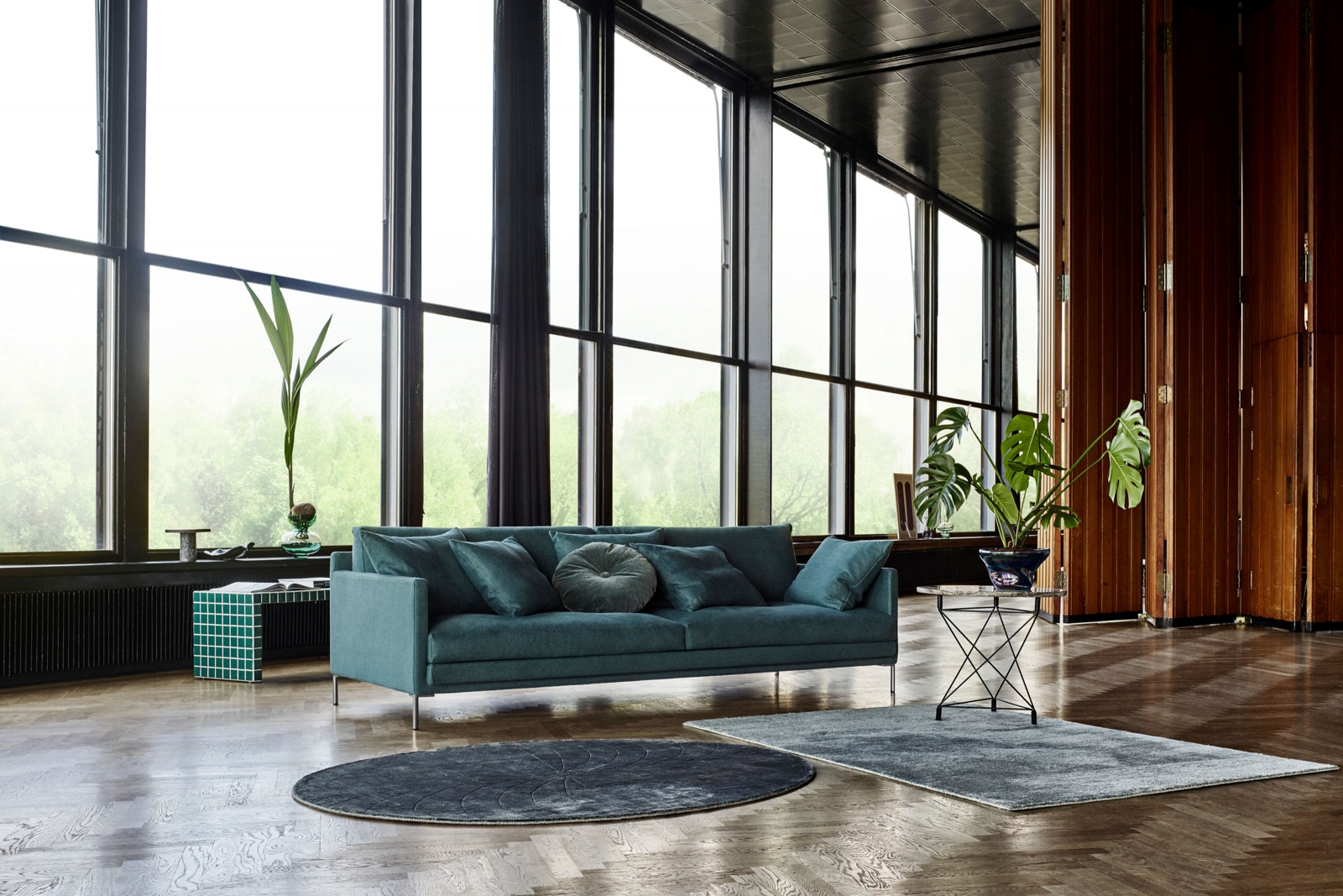 «Ash» ist ein klassisches und zeitloses Sofa, das Komfort, Qualität und Funktionalität vereint. Dank weicher Sitz- und Rückenkissen ist es sehr bequem und lädt zum Wohlfühlen und Entspannen ein. Eilersen.