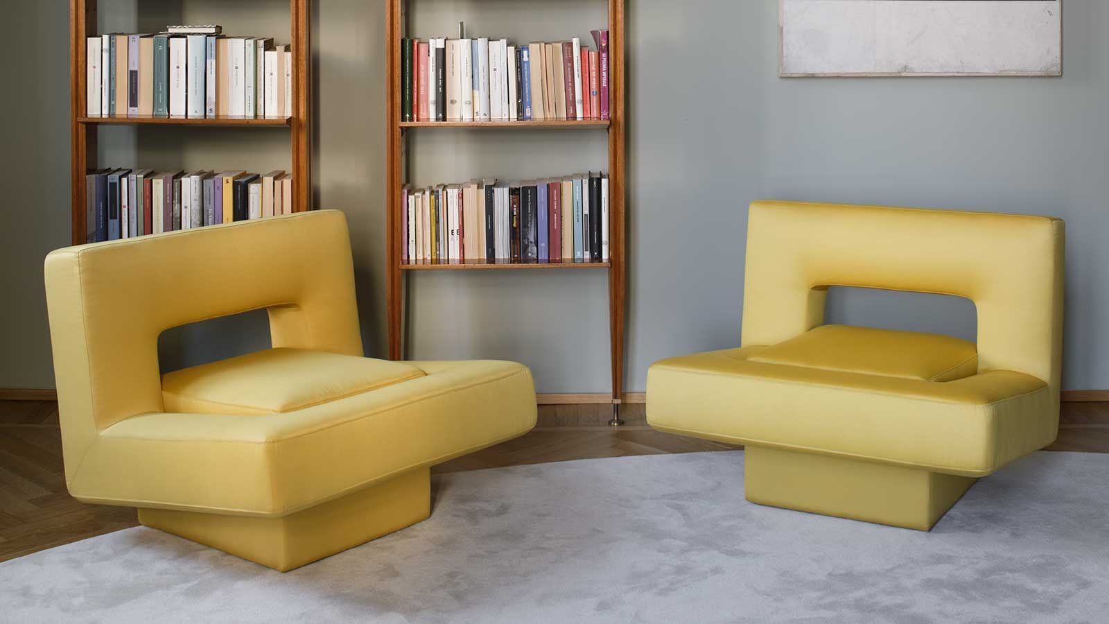 Aus der eigenen Kollektion der beiden Designerinnen stammt dieser Sessel. Ursprünglich entwarfen sie ihn für die Privatwohnung von Paola Vella – auf Anfrage wird er aber auch für KundInnen gefertigt.