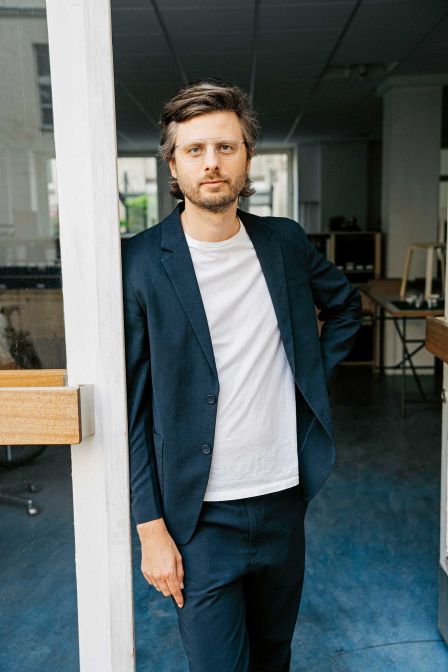 Pascal Hien in seinem Studio im Berliner Stadtteil Kreuzberg. Er hat sich 2023 als Designer selbständig gemacht, vorher arbeitete er unter anderem bei Konstantin Grcic.