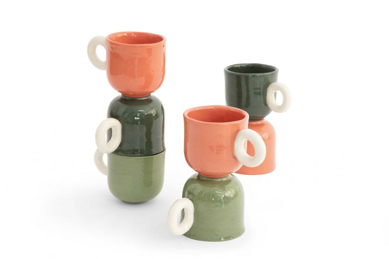 Keramik produziert die Designerin komplett im eigenen Studio. Die Tassen der Serie «Bonbon» haben etwas kindlich-ursprüngliches.