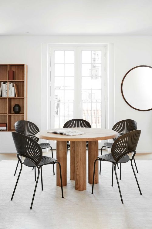 Als Designerin für Fredericia steht Maria Bruun in einer Reihe mit Ikonen des dänischen Designs: Ihr Tisch aus der «Islets»-Serie ist hier umgeben von Stühlen von Nanna Ditzel.