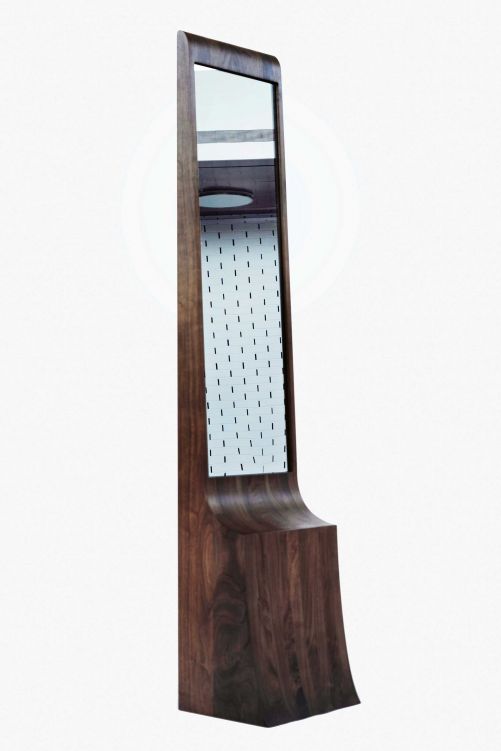 Die Spiegel, die Maria Bruun in Basel ausstellte, werden in limitierter Stückzahl von einer Schreinerei in Dänemark aus Walnussholz gefertigt und knüpfen in der Ausarbeitung der Details an die grossen Vorbilder des dänischen Produktdesigns an. Foto: Benita Marcussen.