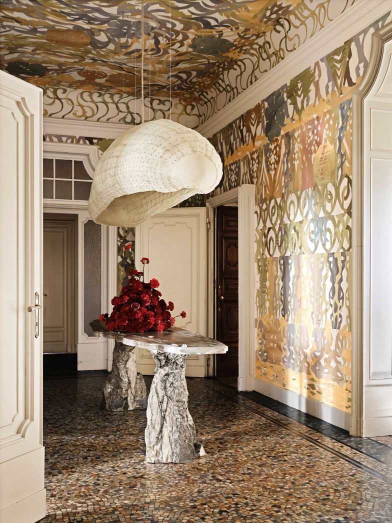 Zur Milan Design Week 2025 zeigte die polnische Visteria Foundation die von Federica Sala kuratierte Überblicksschau «Romantic Brutalism» mit zeitgenössischen polnischen Designwerken. Über dem kunstvollen Konsoltisch von Formosophy hängt eine Leuchte des Bildhauers Marek Bimer, während die handgefertigten Wand- und Deckenarbeiten von Mikołaj Moskal und Kaja Gliwa auf die polnische Volkskunst des Scherenschnitts referenzieren.  Foto: Ludovic Balay.