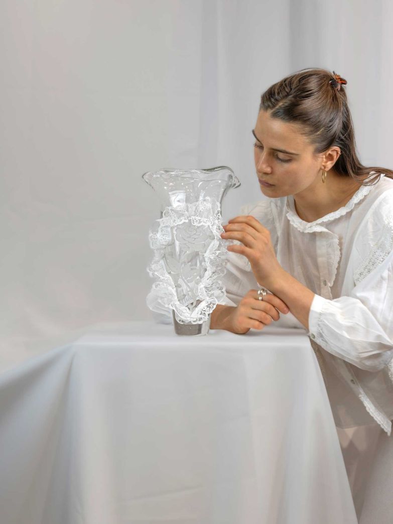 Kunst, Design & Traditionen: Glasobjekte von Filomena Smoła Filomena Smoła entwirft nicht nur fragile Stücke aus Glas – sie stellt sie als eine von wenigen Frauen im Glasbläserei-Business auch selbst her. Dass sie dabei zwischen Kunst und Design wandelt, hat auch mit ihrer Ausbildung und ihrem beruflichen Werdegang zu tun. Smoła studierte an der Fakultät für Keramik und Glas sowie Malerei an der Akademie der Bildenden Künste in Breslau. Anschliessend erhielt sie ein Masterstipendium an der amerikanischen Kent State University, wo sie heute Glasbläserei lehrt. Neben einer Serie von Vasen, für die Smoła polnische Spitze verarbeitet hat und damit auf die polnische Handwerkstradition verweist, hat sie auch eine Schmuckkollektion entworfen, die sehr kontemporär anmutet – darunter Ringe, Armbänder, Ketten und Ohrringe.  Foto: Filomena Smoła.