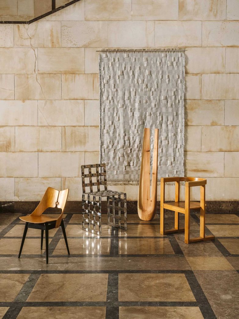 In der Villa Gawrońskich in Warschau fand im Jahr 2026 die von Federica Sala und Anna Maga für die Visteria Foundation kuratierte Ausstellung «Polish Modernism. A Struggle for Beauty» statt, die zuvor während der Milan Design Week zu sehen war. Sie zeigt, wie vielfältig der polnische Modernismus war und welchen Einfluss er auf das zeitgenössische polnische Design hat. Gerade weil er im Unterschied zur funktionalistischen Moderne an der Bedeutung von dekorativer und angewandter Kunst festhielt. Schönheit war dabei immer mehr als eine Frage der Ästhetik: Sie wurde zum Ausdruck kultureller Identität und zuweilen zu einer Form des Widerstands. Die Ausstellung bringt historische Leihgaben aus dem Nationalmuseum in Warschau mit Arbeiten zeitgenössischer Designer wie Mati Sipiora, Marek Bimer und Maja Ganszyniec zusammen. Foto Michał Łukasik.