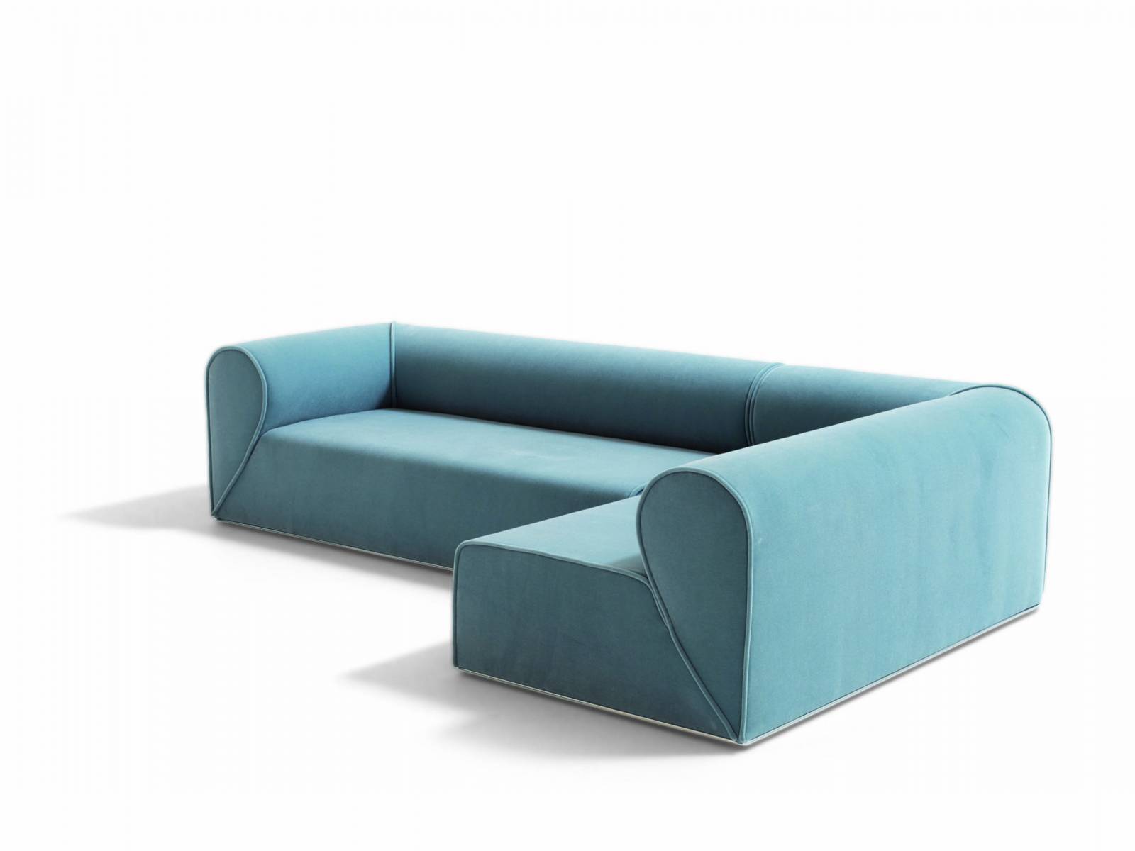 Heartbreaker ist eine minimalistische Sofa-Kollektion des Kopenhagener Designers Johannes Torpe. Seinen Namen gab ihr das spezielle Design der Armlehnen, die jeweils ein halbes Herz bilden und sich zu einem vollen Herzen verbinden, wenn mehrere Sofas nebeneinander stehen. Moroso.