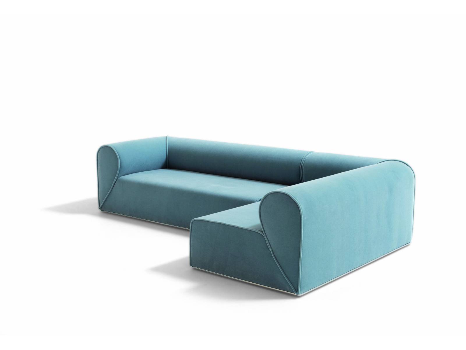 Heartbreaker ist eine minimalistische Sofa-Kollektion des Kopenhagener Designers Johannes Torpe. Seinen Namen gab ihr das spezielle Design der Armlehnen, die jeweils ein halbes Herz bilden und sich zu einem vollen Herzen verbinden, wenn mehrere Sofas nebeneinander stehen. Moroso.