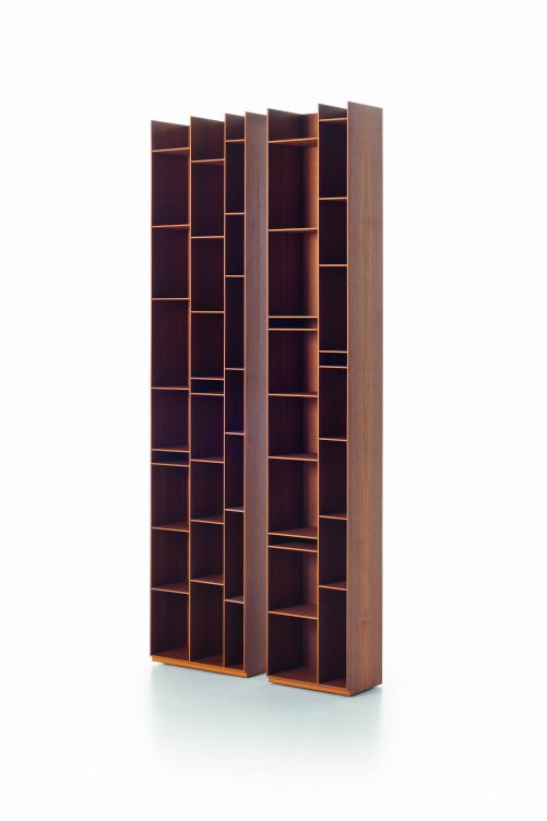 Das Regal «Random» wurde 2005 vom deutschen Duo Neuland Industriedesign entworfen und ist mittlerweile eines der bekanntesten Möbelstücke der italienischen Marke. Seither ist es in vielen Farb- und Materialvarianten erschienen, wie zum Beispiel «Random Wood 2C-3C» aus Walnussholz.