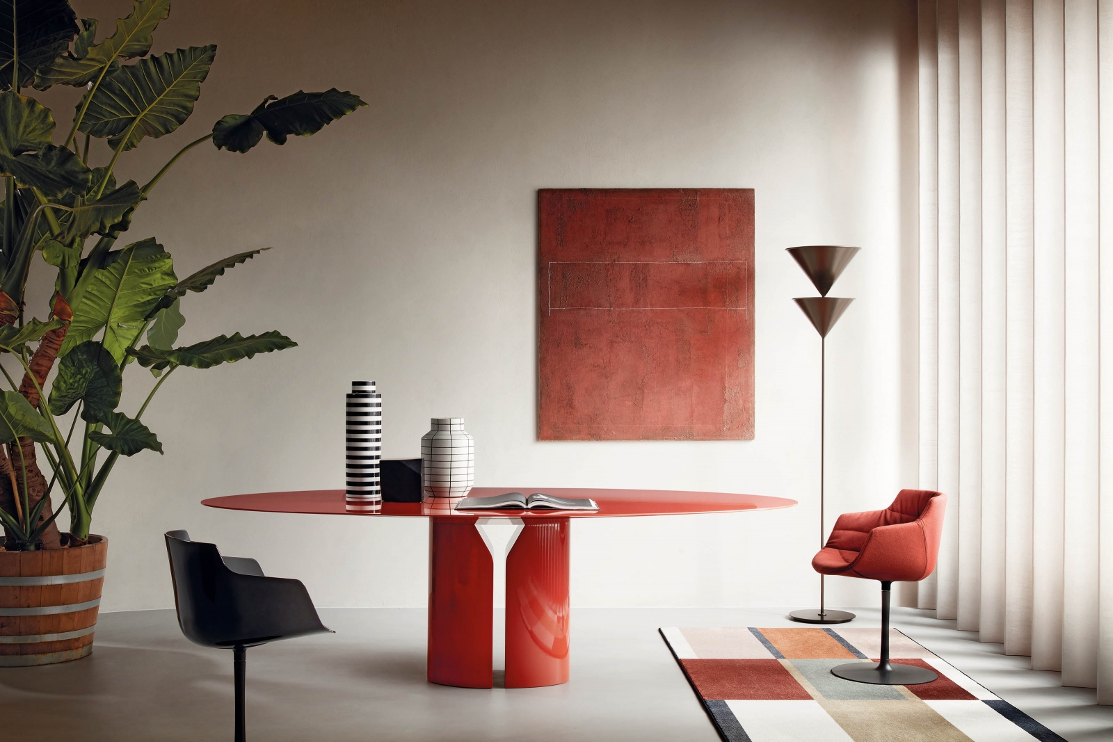Die Möbel der italienischen Marke MDF Italia zeichnen sich durch bewussten Minimalismus aus; in deren Fertigungsprozess spielen Innovation und Forschung eine wichtige Rolle. Werte, die bereits Bruno Fattorini verfolgte, als er die Marke 1992 gründete. Im Bild der Tisch «NVL ovale» von Jean Nouvel.