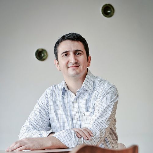 Orhan Niksic muss die Zukunft im Blick haben: Er baut die Marke aus, kümmert sich um die finanzielle Planung des Unternehmens und den Verkauf. Sein Bruder Adem leitet als Architekt die Produktion und kümmert sich mit seinem Team um die Entwicklung der Produkte.