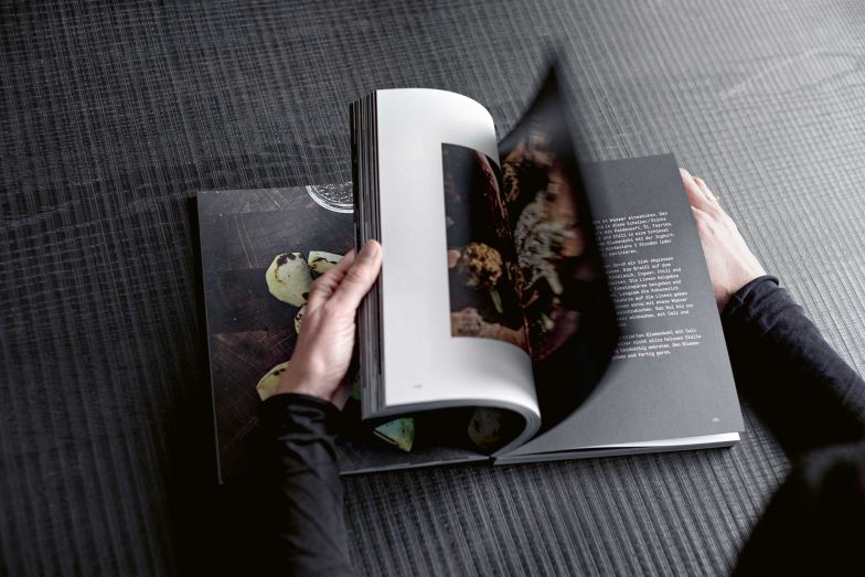 Zugleich Gaumen- und Augenschmaus ist das neue Kochbuch «Gemüse». Es verbindet die Bildsprache von Feuerring mit der des Schweizer Fotografen Sylvan Müller; die Rezepte entwickelte Vegi-Koch Pascal Haag. Foto: Andreas Reichlin.