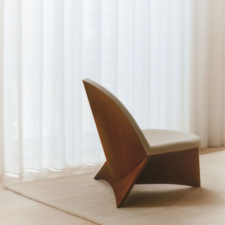 Den «Lounge Chair» hat Nanna Ditzel bereits 1962 entworfen, als Teil einer Einrichtung für das moderne Wohnzimmer, das nach ihrer Auffassung gängige Normen in Frage stellen und eher eine Raumlandschaft zum entspannten Sitzen und Faulenzen sein sollte. Zum Jubiläum hat Frederica 100 Stück des Loungers in einer limitierten Variante und unter dem Namen «Chaconia Chair» aufgelegt.