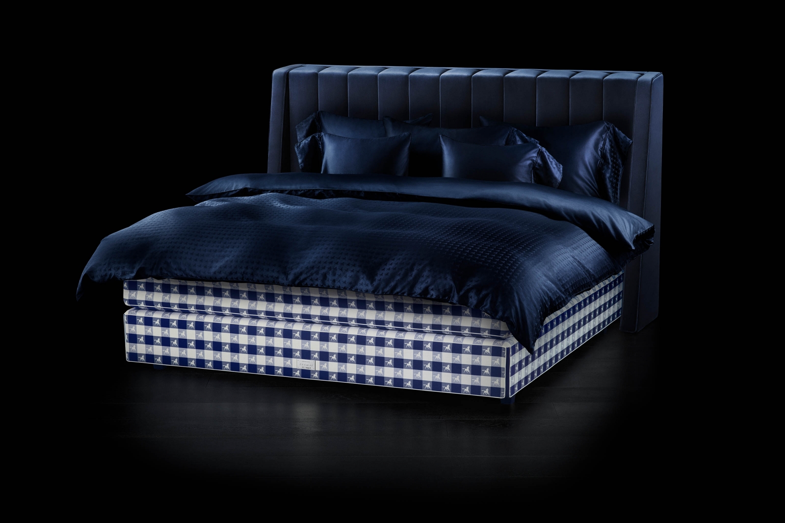 Pünktlich zum 170. Geburtstag lancierte Hästens das neue Bett «Dremer», das die elegante Handschrift des Innenarchitekten und Designer Ferris Rafauli trägt. Für den Bezug von Bett und Kopfteil stehen vier eigens designte Webstoffe zur Auswahl. 