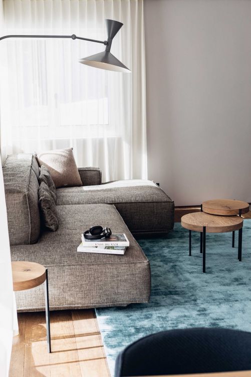 Möbel mit weichen, runden Linien sorgen für Gemütlichkeit im Wohnzimmer. Nach klassischen Alpen-Chic-Elementen sucht man vergeblich.