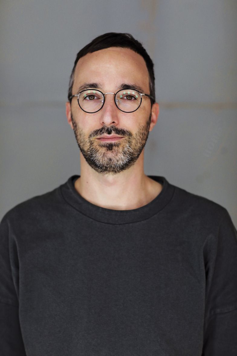 Der Zürcher Designer David Glättli ist seit fünf Jahren Creative Director der jungen Marke Karimoku New Standard, an deren Aufbau er massgeblich beteiligt war.