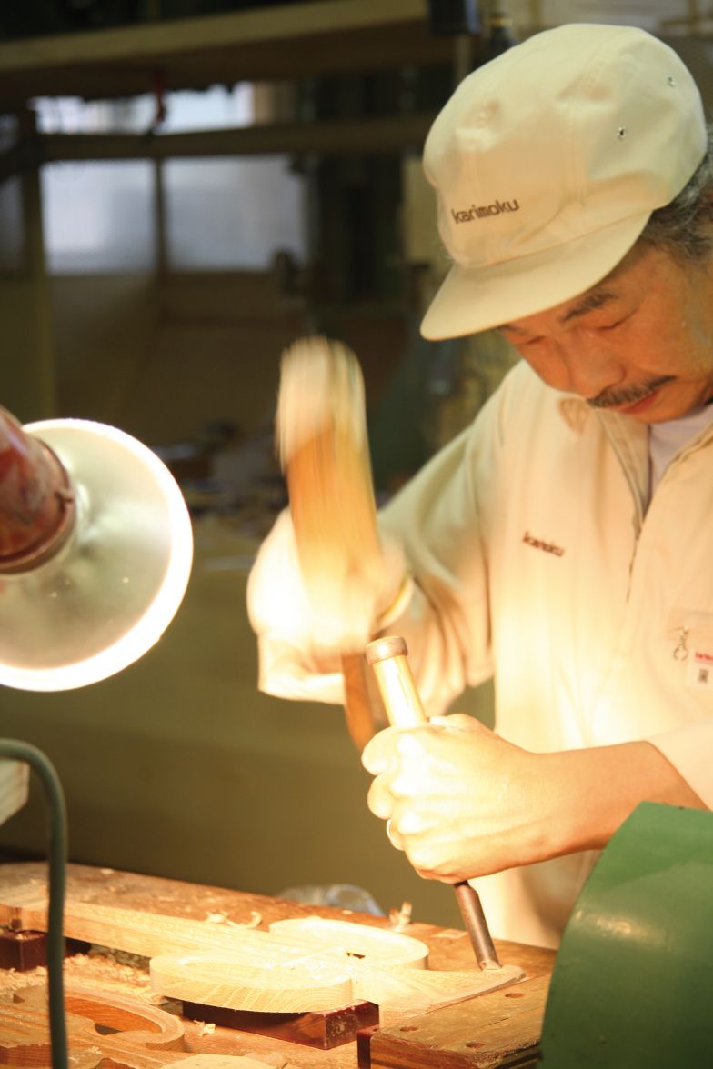 Alle Produkte werden nachhaltig aus japanischem Hartholz gefertigt, was auf ein tiefgehendes Verständnis für das Schreinereihandwerk und einen sorgsamen Umgang mit natürlichen Ressourcen zurückzuführen ist.