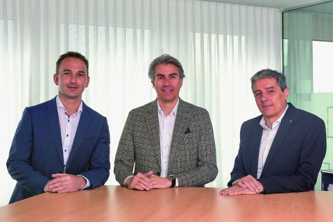 Beat Ernst (VR-Präsident), Dr. Adrian Beer (CEO) und Florian Studer (CFO) (im Bild v.r.n.l.) führen das Familienunternehmen in zweiter Generation.