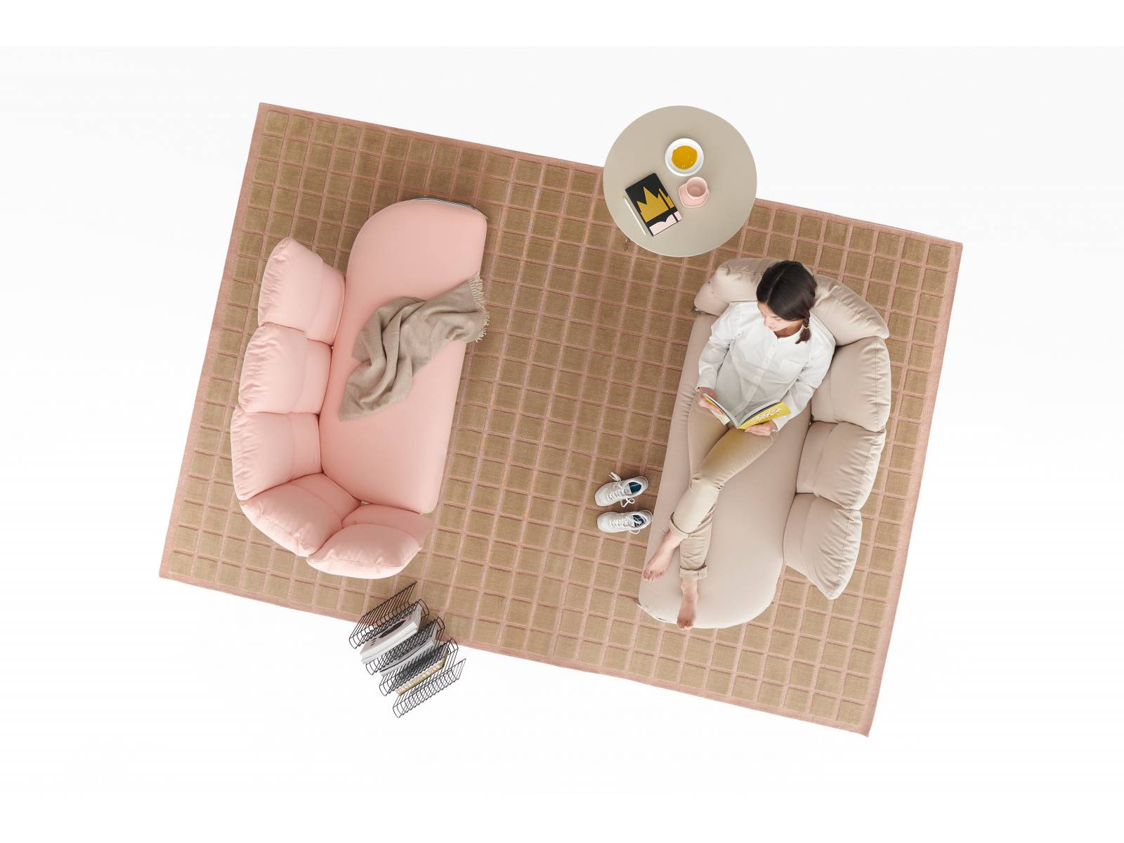 Die Sitzmöbel-Kollektion Undecided ist modular gedacht. Uni, kariert, mit leichten Farbabstufungen oder zufällig kombiniert: Die Stoffe der abnehmbaren, waschbaren Kissen, können individuell zusammengestellt werden. Foto: Miro Zagnoli.