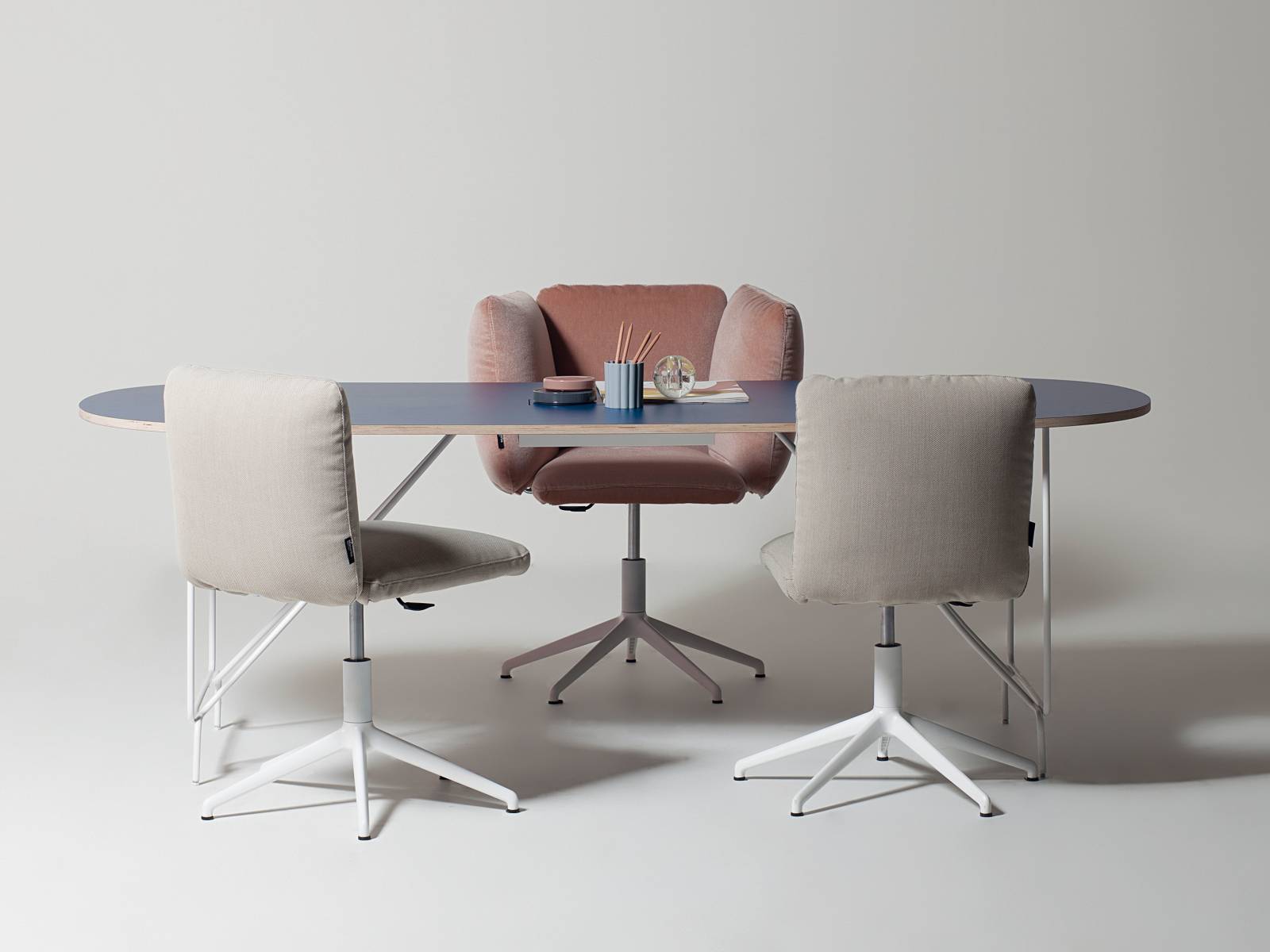 Revo ist eine elegante Tischkollektion, die sicher nicht nur im Officebereich stehen kann. Die farbigen Tischplatten aus Holz oder Glas werden von Beinen in Kupfer, Silber oder Gold getragen. Design Giovanni Giacobone und Massimo Roj.