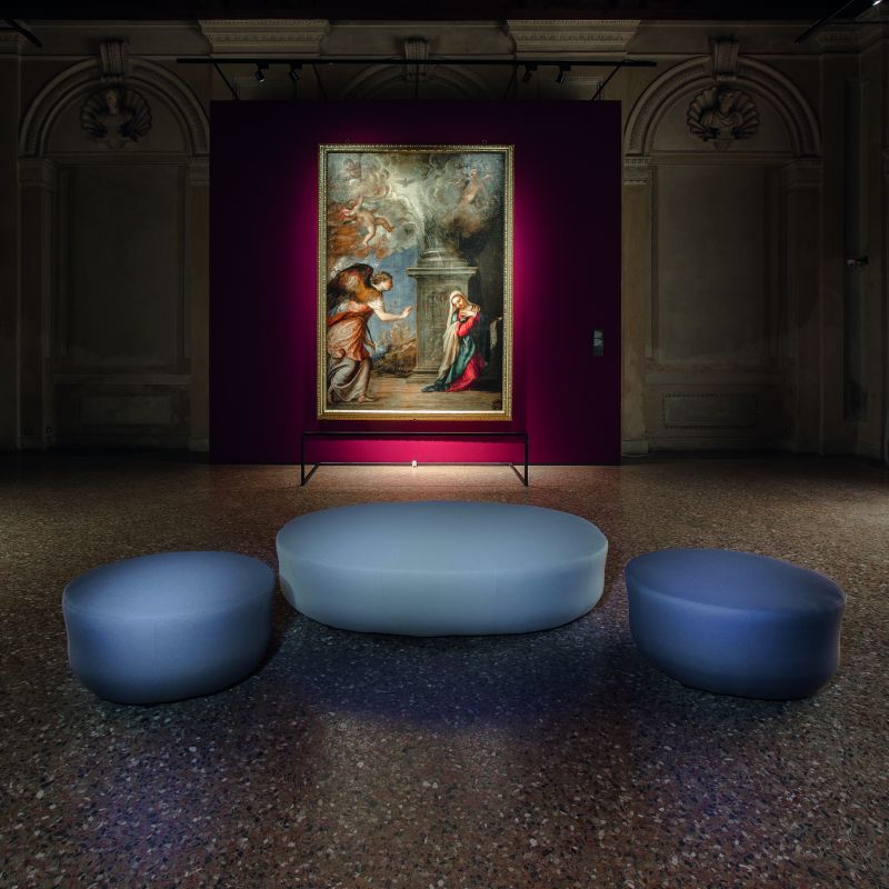 Das Unternehmen ist tief mit dem Firmenstandort Mantua verbunden und tritt immer wieder als Förderer von Kunstausstellungen wie hier im Palazzo Te auf. Die BesucherInnen der Ausstellung «Annunciazioni. Tiziano – Gerhard Richter» konnten auf Poufs von Raffaella Mangiarotti Platz nehmen.