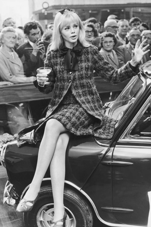 Als 1965 das dänische Model und spätere Bondgirl Britta Eklund auf dem Kultauto posierte, fuhr der millionste Mini vom Band. Foto: Hulton-Deutsch Collection.