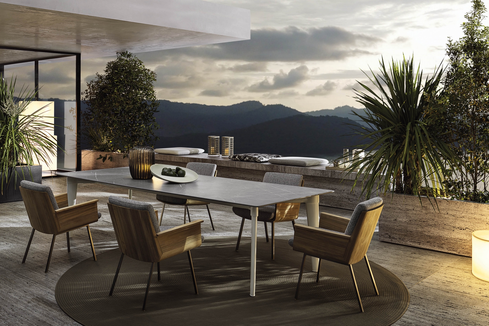 Bei Minotti dehnt sich das Leben in den eigenen vier Wänden mit der gleichen Eleganz auf den Aussenraum aus. Tisch «Terrace», Design: Rodolfo Dordoni. Stühle «Daiki Outdoor», Design: Marcio Kogan.