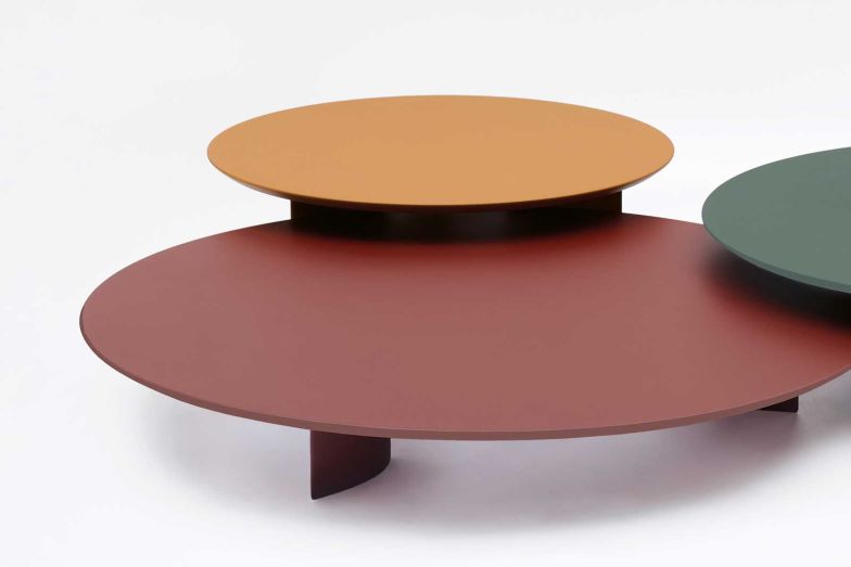 Dieselben klaren Linien, neue Proportionen: Runde, niedrige Tische in verschiedenen Grössen und Höhen sorgen für eine neue Dynamik in der «Naca»-Kollektion und bewahren zugleich ihre Eleganz.