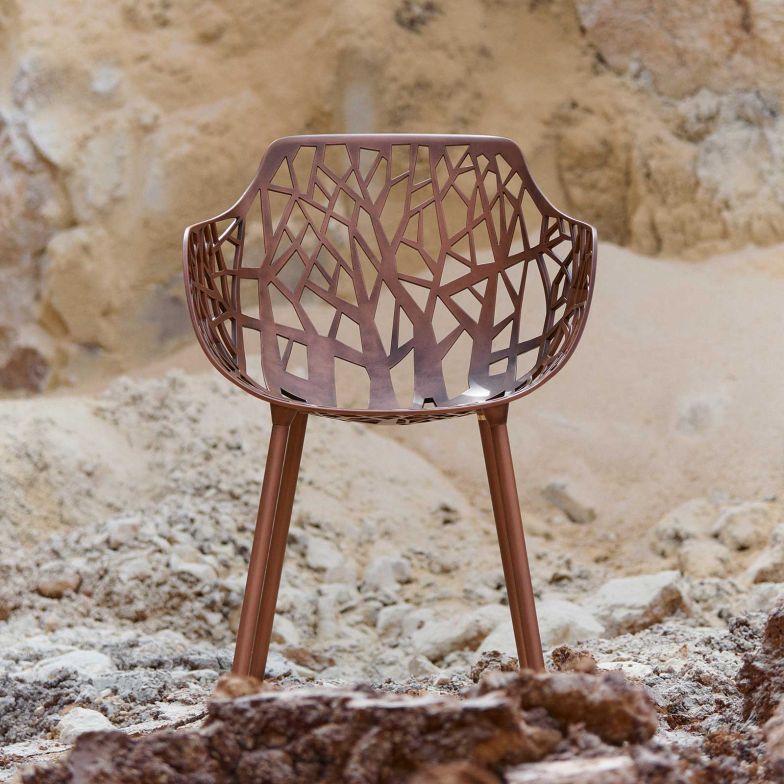 Outdoor-EnthusiastInnen ist der klassische Stuhl «Forest» von Robby Cantarutti & Partners aus dem Jahr 2007 längst ein Begriff. Zum 30. Firmenjubiläum lancierte Fast die «Forest Limited Edition», die das charakteristische Ästegeflecht in kupfermetallischem Finish feiert.