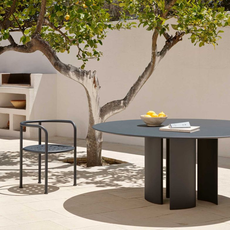 Die Tischkollektion «Naca» bietet einen grossen Gestaltungsfreiraum: Von der Form der Tischplatte über deren Beschaffenheit – Aluminium, Teakholz oder Feinsteinzeug – bis hin zur Farbe und Anordnung der charakteristischen Tischbeine sind die Komponenten wählbar. Im Bild mit Stuhl «Roé».