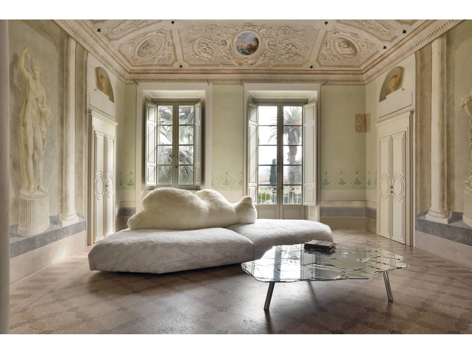 Ein Bär zum Anlehnen: Für das Sofa «Pack» hatte Designer Francesco Binfaré eine Eisscholle im Sinn, auf der ein grosser Eisbär ruht.
