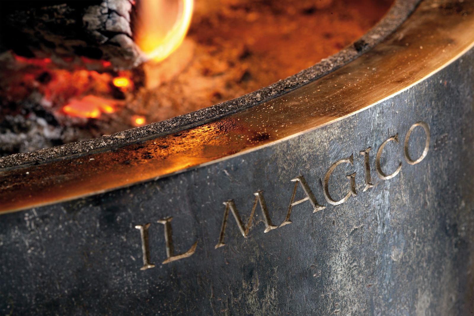 «Il Magico» ist eine hängende, kompakte Feuerstelle mit einer einzigartigen Oberfläche aus handverlesenen Kesselrohren, bei der das Feuer in die gewünschte Richtung gedreht werden kann.