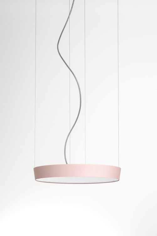 Die Leuchten, darunter «Circular P», werden von Jörg Boner entworfen und zeichnen sich durch ein dünnes, formgebendes Metallband aus.