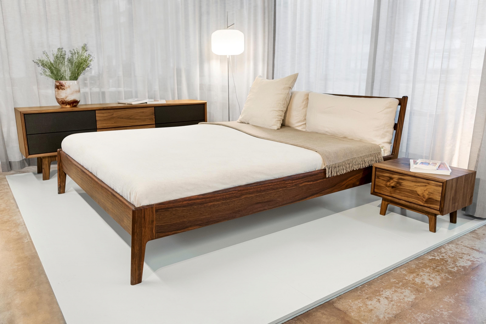 Bett «Tina» ist der neuste Entwurf des CEO Samuel Blaser, der bereits während seiner Lehrzeit begann, Möbel zu designen.