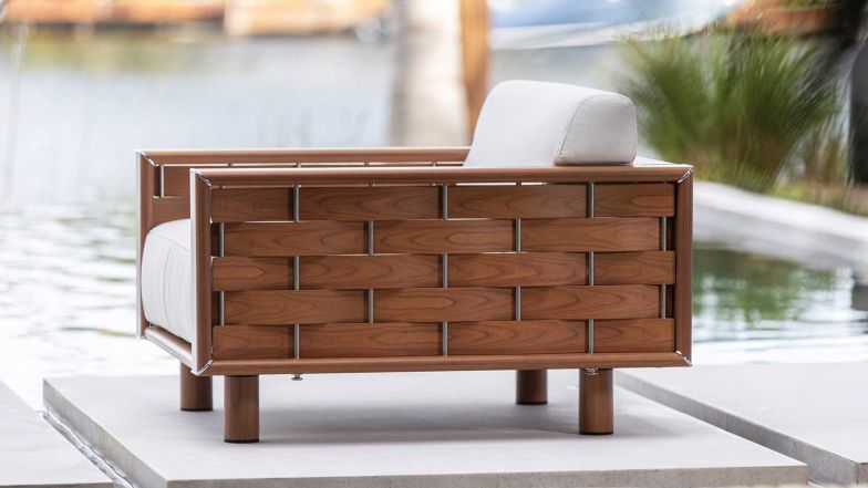 Die «Luma Kollektion» mit Aluma-Teak ist einer edlen natürlichen Teakoptik nachempfunden. Durch die Grundstruktur aus Aluminium ist sie jedoch korrosionsbeständig und robust.
