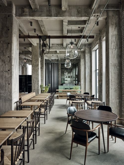 Die Restaurantszene der dänischen Hauptstadt setzt auf die Interior Designs von Space Copenhagen – allen voran der Gründer des «Noma», René Redzepi. Für sein neues Projekt «108» entwarfen sie auch den Dining Chair «Slow», der vorne rechts im Bild zu sehen ist und der bald darauf in Serie ging.