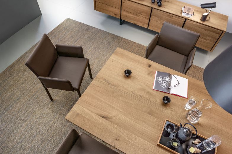 Das Massivholz für Tische wie «Barra» stammt aus dem eigenen Holzhandel, den das Unternehmen seit 2014 professionell betreibt. Design: Nathan und Ismaël Studer, Atelier I+N.