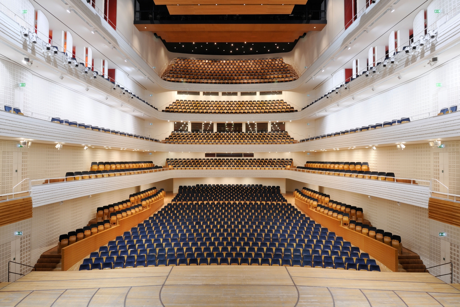 20 Jahre nach Eröffnung des Kultur- und Kongresszentrums Luzern wurde Girsberger Remanufacturing mit der Generalüberholung der Saalbestuhlung beauftragt. Sie umfasst 1898 Stühle.