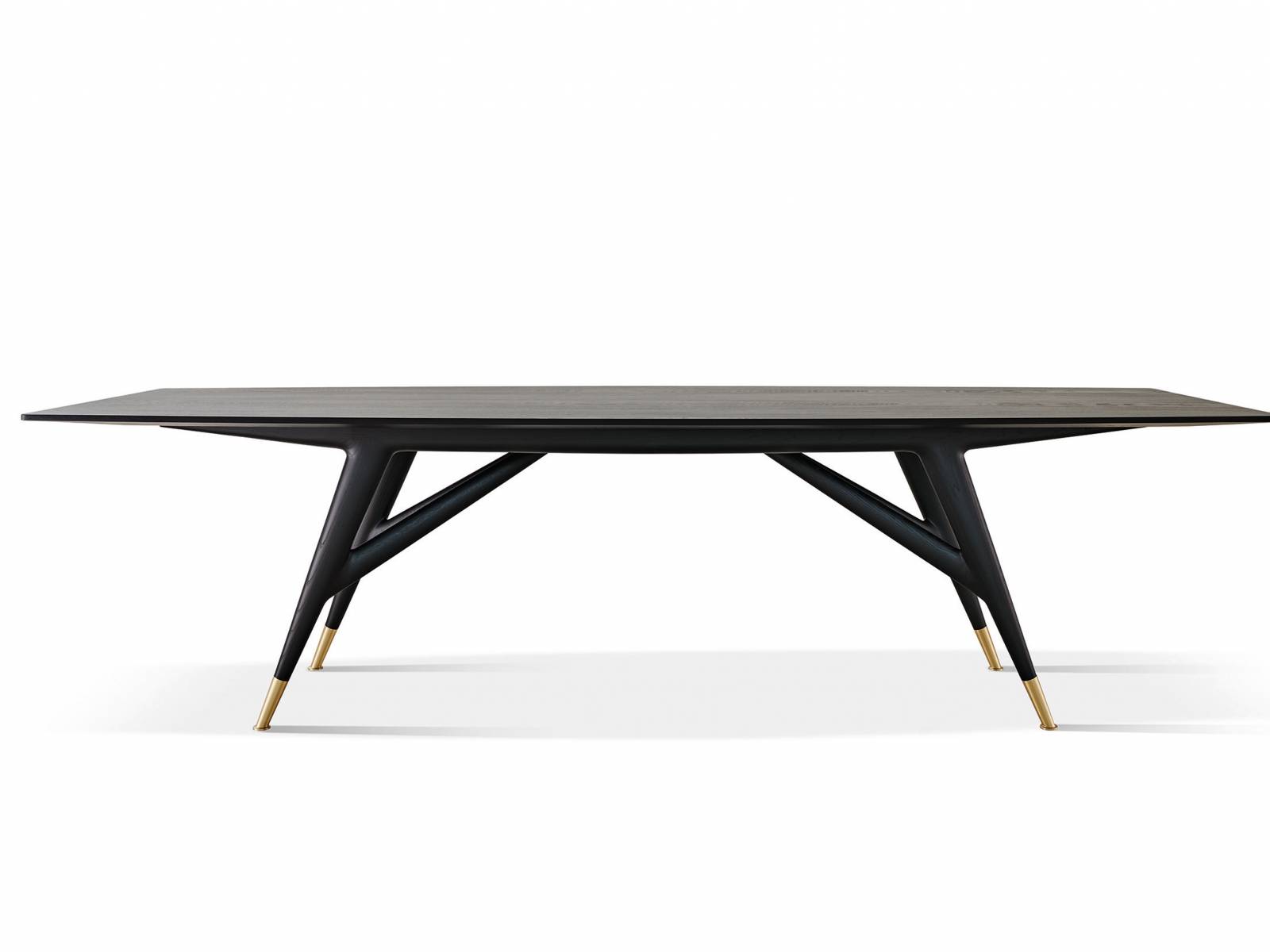 «D.859.1» ist ein 3,60 m langer Tisch, den Ponti ursprünglich aus Eschenkernholz mit Messingspitzen für Molteni & C entwarf. Die Neuauflage gibt es zudem in schwarz gebeizter Eiche.