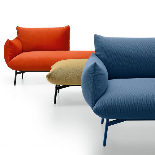 Die neuste Kollektion Area ist das Ergebnis der vierten Zusammenarbeit zwischen Studio Pastina und Midj. Einmal mehr galt es, das Markenzeichen des Möbelherstellers - ein weiches Design - ungeachtet der Beschaffenheit des Materials, in aller Konsequenz umzusetzen.  