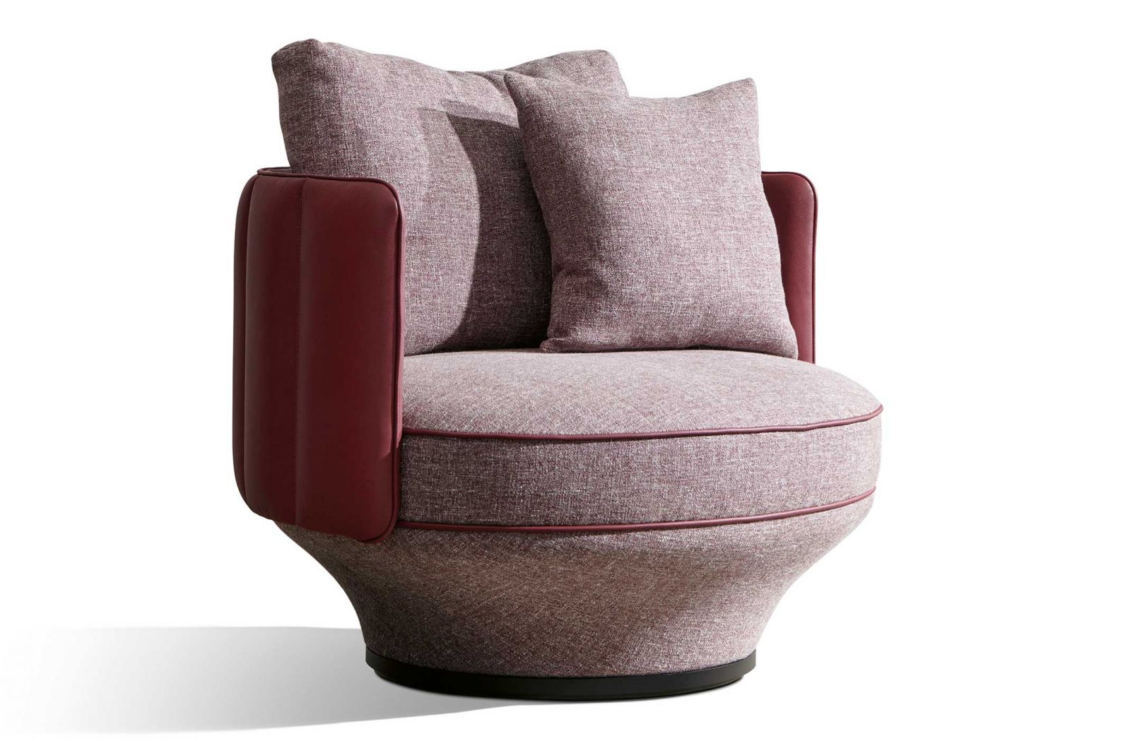 Zuletzt erweiterte Luca Nichetto seine Kollektion «Paradis Bird» um einen Sessel mit geschlossenem Rücken. Taschenfederkerne und Daunenfüllungen sorgen für hervorragenden Komfort.