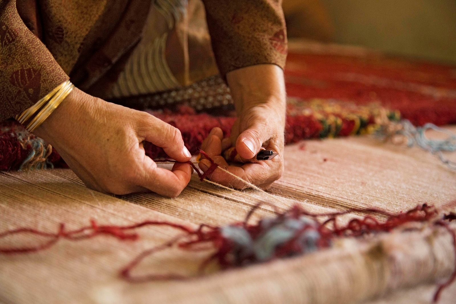 Ein echter Gabbeh braucht seine Zeit, denn die Frauen der Nomadenstämme im Iran knüpfen ihn zusätzlich zur Hausarbeit.