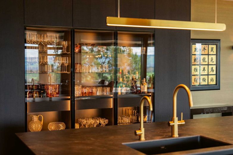 Zu den Dienstleistungen von AL LAGO INTERIORS gehören Gesamtlösungen und Projektplanungen im Innen- und Aussenbereich, Innenarchitektur, Bauherrenbegleitung sowie Umbauten und Renovationen. Referenzen und Kompetenzen siehe al-lago.ch.