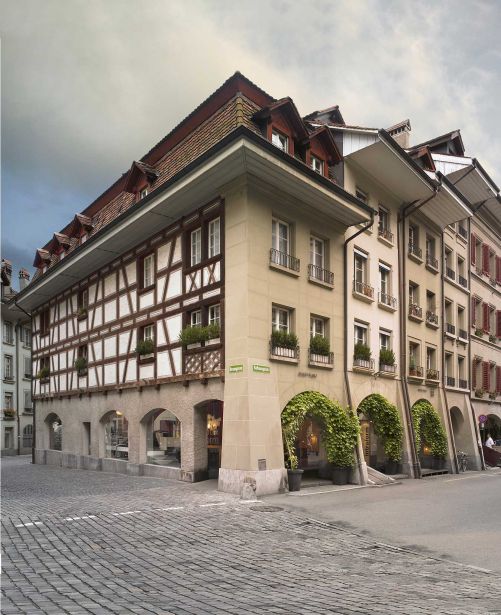 Im über 500 Jahre alten Haus mitten in der Altstadt von Bern inszeniert intraform Raumwelten und schönes Wohnen.