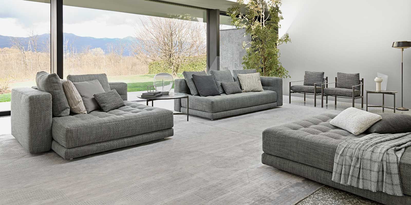 Das modulare Sofasystem «Doze» passt sich mit untereinander zusammenstellbaren Elementen unterschiedlichsten Räumlichkeiten an. Das Besondere: dieses Sofa bietet den gleichen Komfort wie ein Bett. Es ist üppig gepolstert und gefedert und das Gestell weist einen Lattenrost auf. Flou