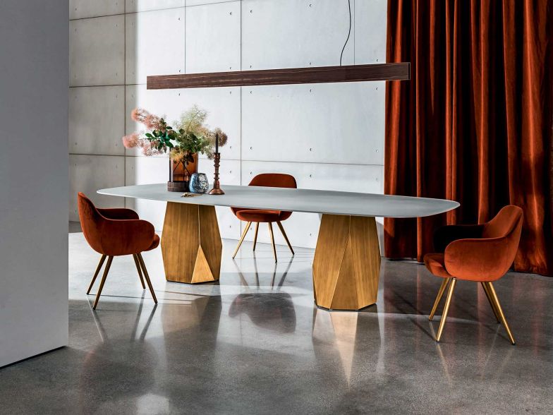 «Cadira Cone Shaped» ist ein Designstuhl mit einer komforta­blen Sitzschale, die sich wie eine Umarmung anfühlt. Dank der vielfältigen Wahlmöglichkeiten der Bezüge und Gestellfarben fügt sich der Stuhl überall harmonisch ein. Sovet