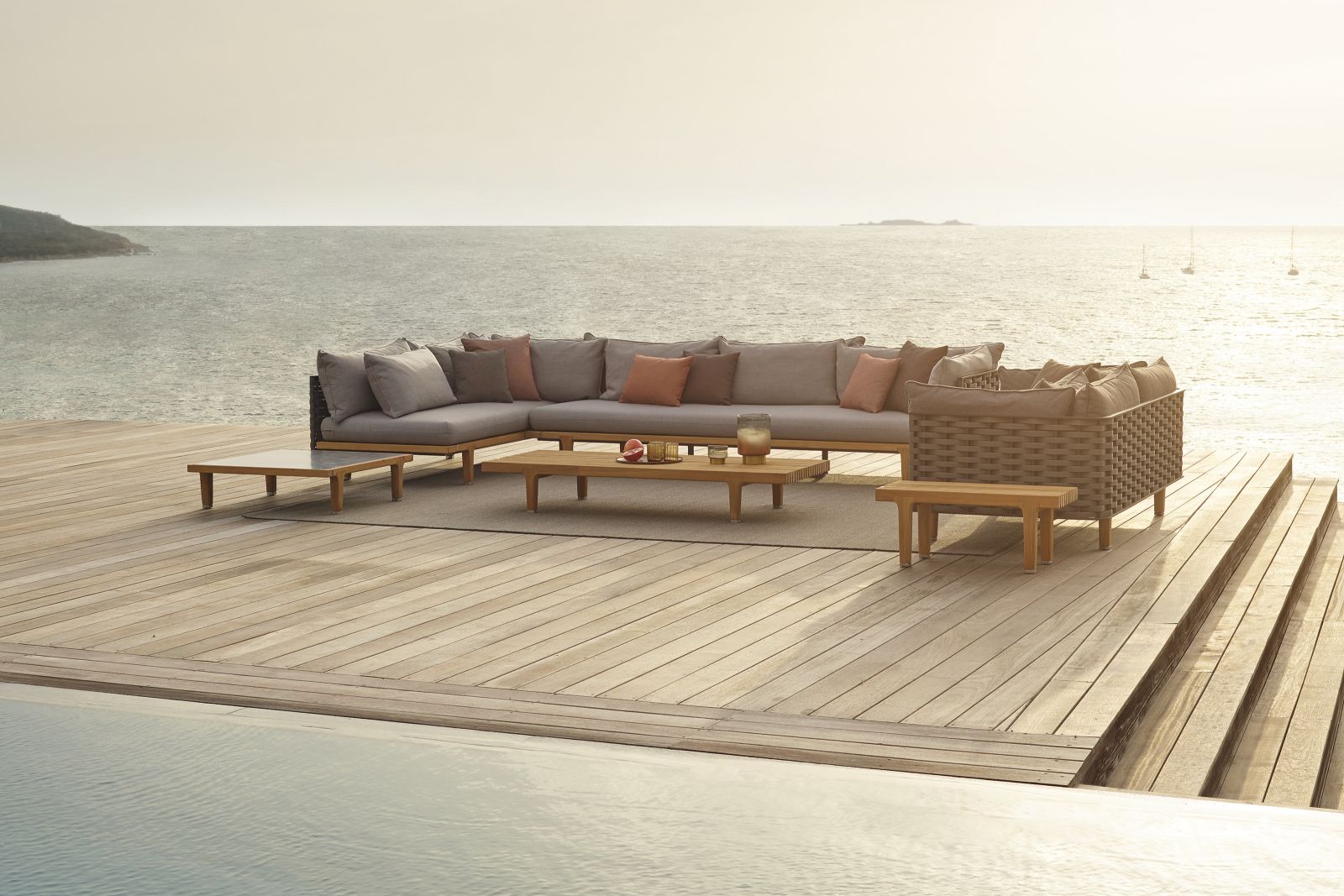 Das luxuriöse Lounge-System Sealine von Jean-Marie Massaud besteht aus zwei- und dreisitzigen Sofamodulen, Daybed-Elementen, einer Teak-Bank sowie Couchtischen mit Stein- und Marmortischplatten.
