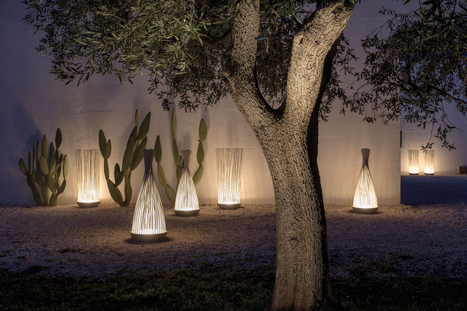 «Don’t touch» von Matteo Ugolini Design, extravagante Bodenleuchten für den Outdoor- wie auch Indoorbereich, zaubern effektvolle Lichtmomente aufgrund der frei beleuchteten Stäbe, die ihren Ursprung in einer Lichtschale zu haben scheinen. Karman.
