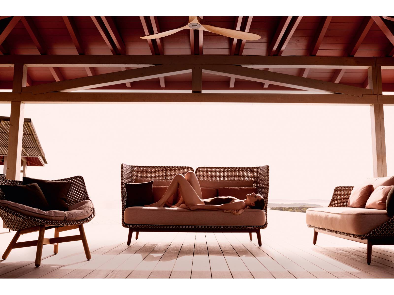 Eleganter Rückzugsort: Sebastian Herkner liess sich für sein Outdoormöbel von einem Alkoven inspirieren. «Ich sehe Mbarq auch als Treffpunkt und Arbeitsplatz», sagt der Designer über seinen Entwurf. Die modulare Sitzmöbel-Kollektion gibt es mit unterschiedlich hohen Rückenlehnen. Dedon.
